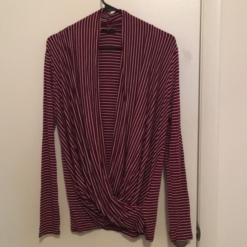 Long sleeve open wrap shirt.